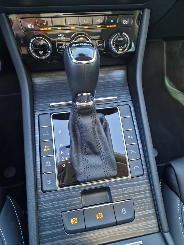 SKODA Superb Combi (2024) — foto 8 van 21