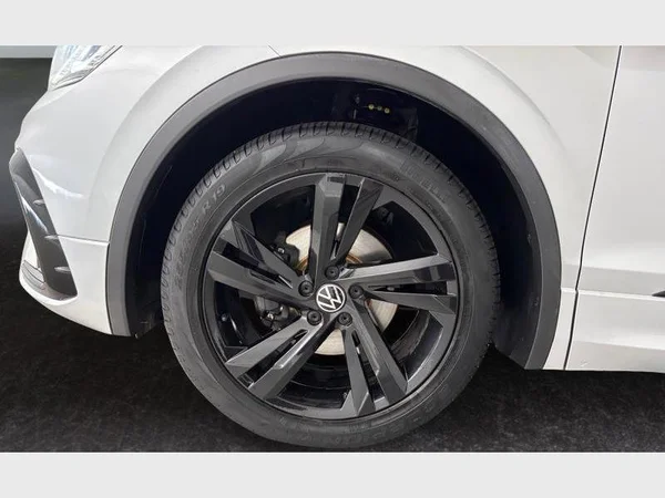 VOLKSWAGEN Tiguan (2021) — foto 2 van 33