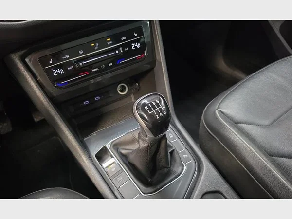 VOLKSWAGEN Tiguan (2021) — foto 17 van 34