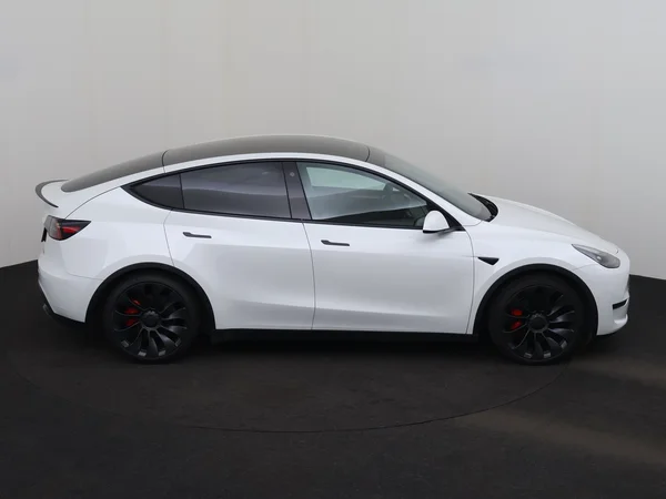 TESLA Model Y (2024) — foto 26 van 30