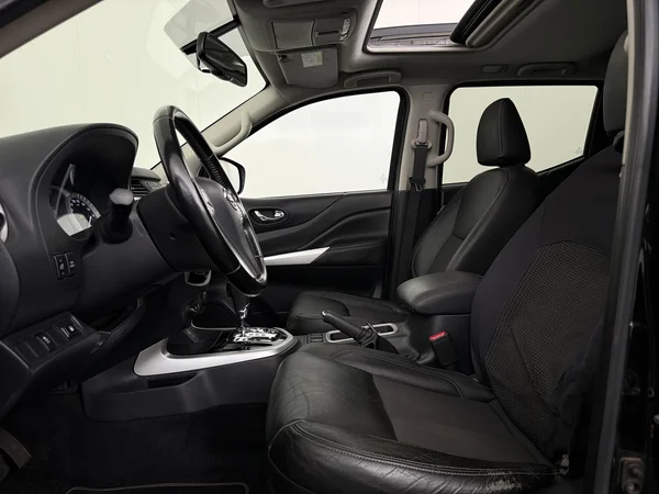 NISSAN Navara (2021) — foto 2 van 29