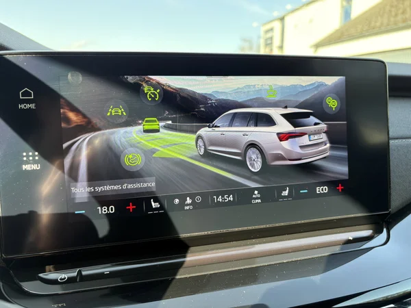 SKODA Octavia Combi PHEV (2024) — foto 7 van 23