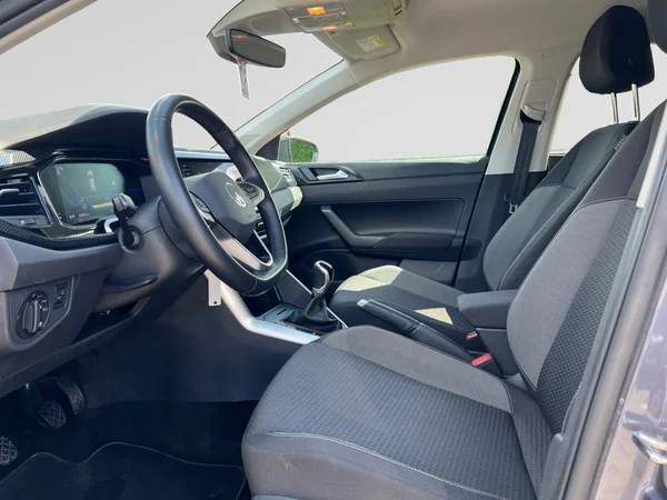 VOLKSWAGEN Polo (2023) — foto 2 van 24
