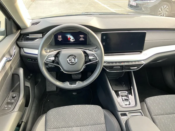 SKODA Octavia Combi PHEV (2024) — foto 11 van 26