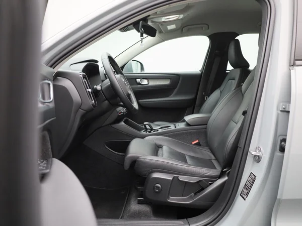 Volvo XC40 (2024) — foto 3 van 48