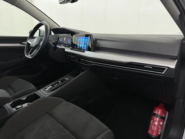 VOLKSWAGEN Golf (2021) — foto 3 van 30