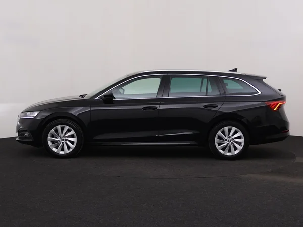 SKODA Octavia Combi (2024) — foto 13 van 18