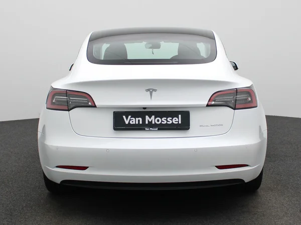 Tesla Model 3 (2022) — foto 36 van 40