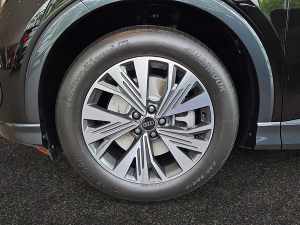 AUDI Q4 e-tron (2025) — foto 10 van 18