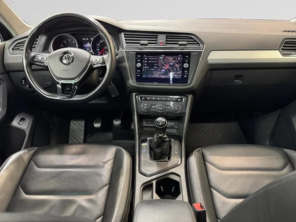 VOLKSWAGEN Tiguan (2018) — foto 2 van 24