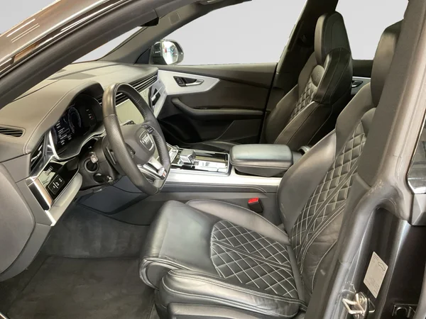 AUDI Q8 (2020) — foto 9 van 23