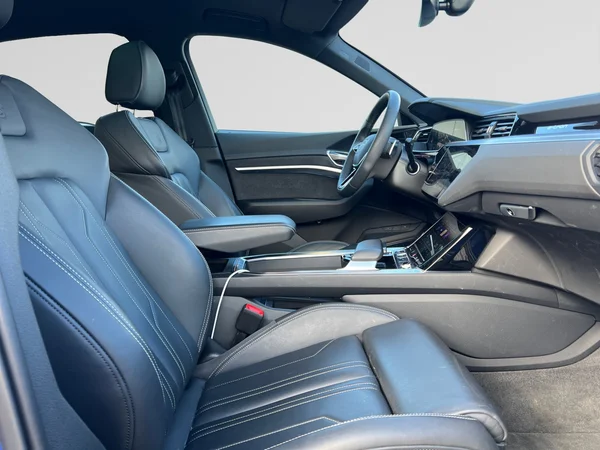AUDI Q8 e-tron Sportback (2025) — foto 3 van 24