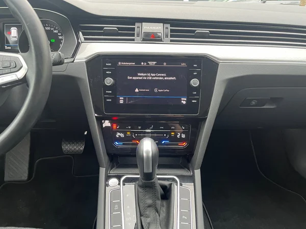 VOLKSWAGEN Passat SW (2023) — foto 4 van 24