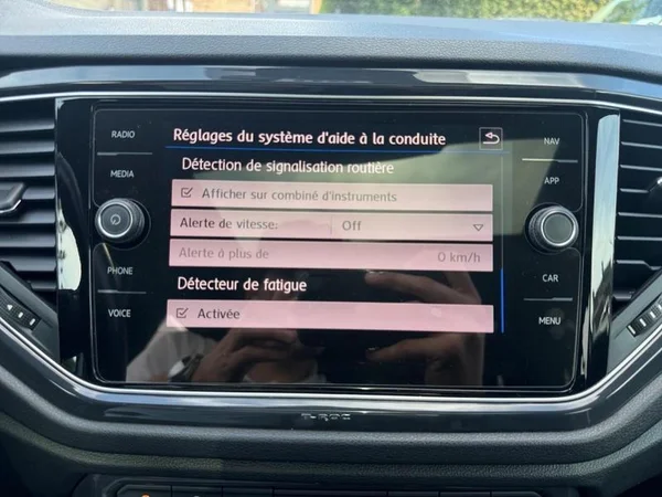 VOLKSWAGEN T-Roc (2018) — foto 14 van 31