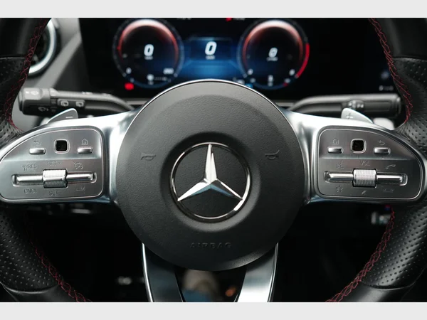 MERCEDES-BENZ GLA 180 (2021) — foto 2 van 28