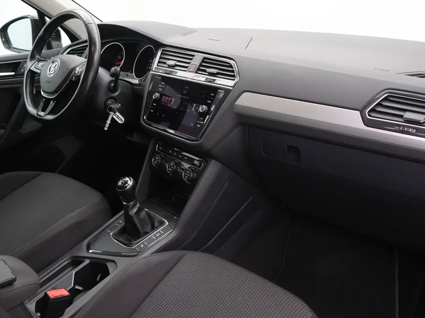 VOLKSWAGEN Tiguan (2019) — foto 19 van 25