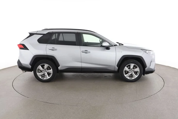 Toyota RAV4 (2021) — foto 13 van 16