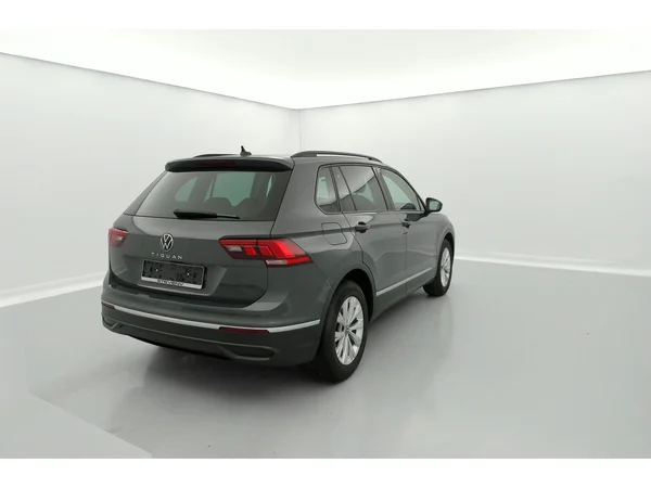 VOLKSWAGEN Tiguan (2022) — foto 3 van 36