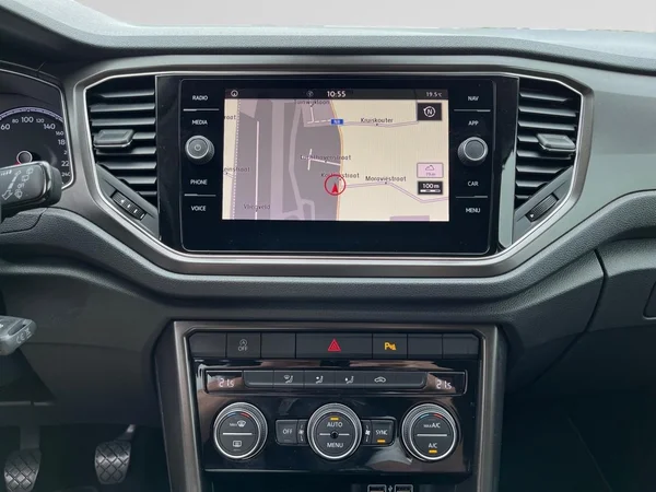 VOLKSWAGEN T-Roc (2020) — foto 2 van 22