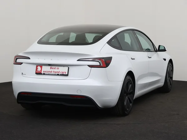 TESLA Model 3 (2024) — foto 22 van 28