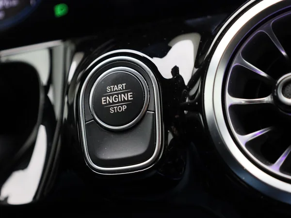 Mercedes-Benz GLA (2022) — foto 16 van 48