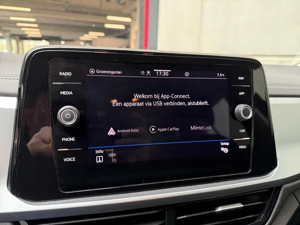 VOLKSWAGEN T-Roc (2023) — foto 13 van 15