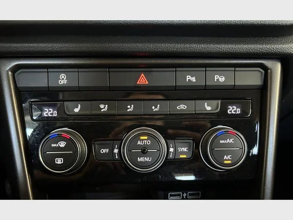 Volkswagen T-Roc (2018) — foto 10 van 32