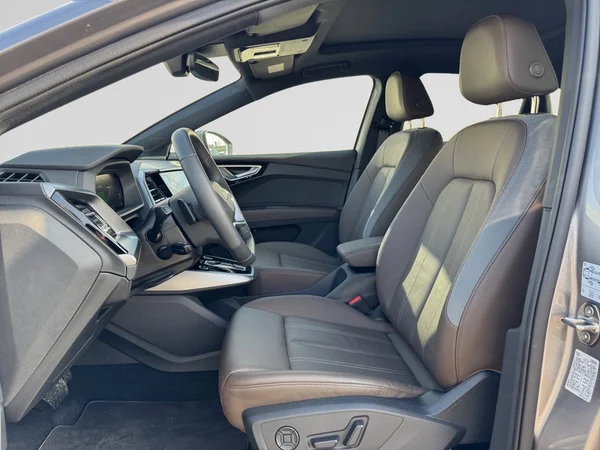 AUDI Q4 Sportback e-tron (2025) — foto 16 van 22