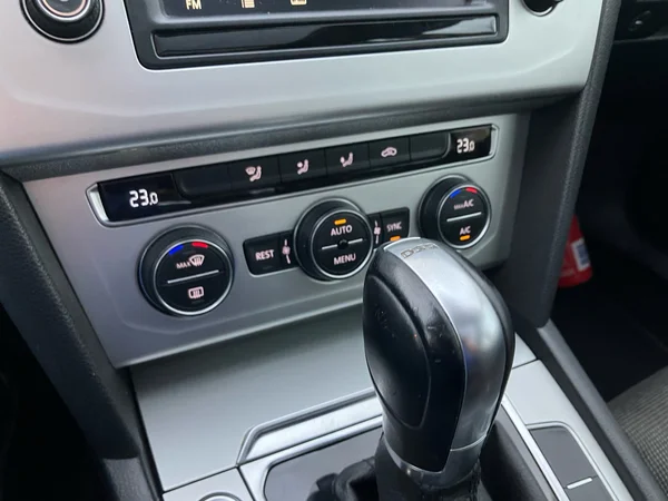 VOLKSWAGEN Passat SW (2015) — foto 9 van 23