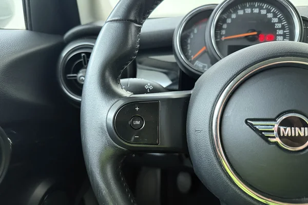 Mini Mini 5 Doors (F55 LCI II) (2021) — foto 6 van 23
