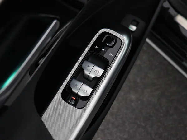 MERCEDES E 220 (2024) — foto 20 van 29