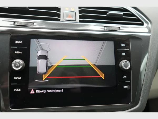 VOLKSWAGEN Tiguan (2017) — foto 17 van 27