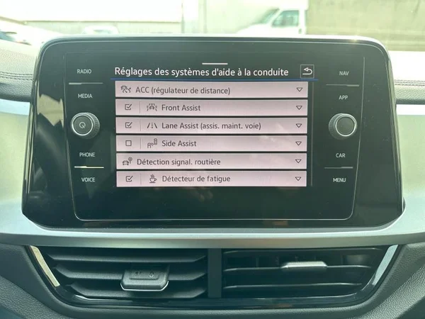 VOLKSWAGEN T-Roc (2022) — foto 9 van 24