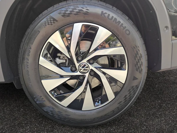 VOLKSWAGEN Tiguan (2026) — foto 18 van 19