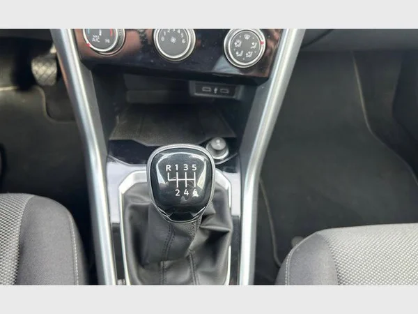 Volkswagen T-Roc (2022) — foto 13 van 29