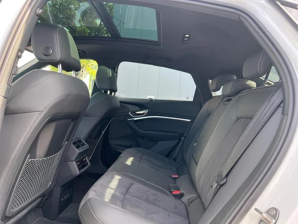 AUDI Q8 Sportback e-tron (2024) — foto 7 van 24