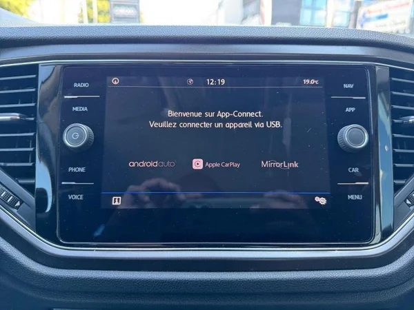 VOLKSWAGEN T-Roc (2019) — foto 16 van 30