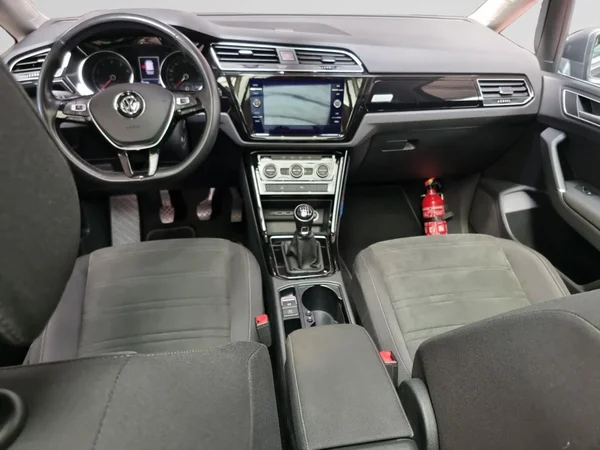 VOLKSWAGEN Touran (2019) — foto 3 van 23