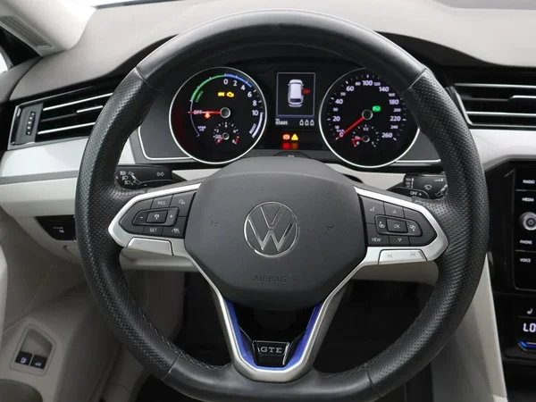 Volkswagen Passat (2023) — foto 19 van 29