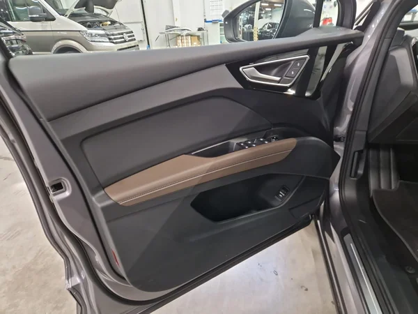 AUDI Q4 Sportback e-tron (2025) — foto 8 van 18