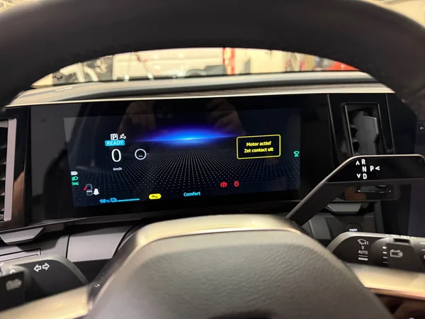 Renault Megane-E-Tech (2022) — foto 8 van 29