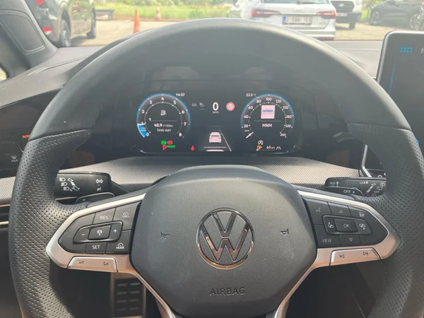 VOLKSWAGEN Golf VIII SW (2025) — foto 8 van 25