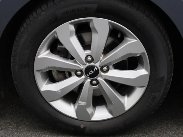 Kia Rio (2023) — foto 4 van 38