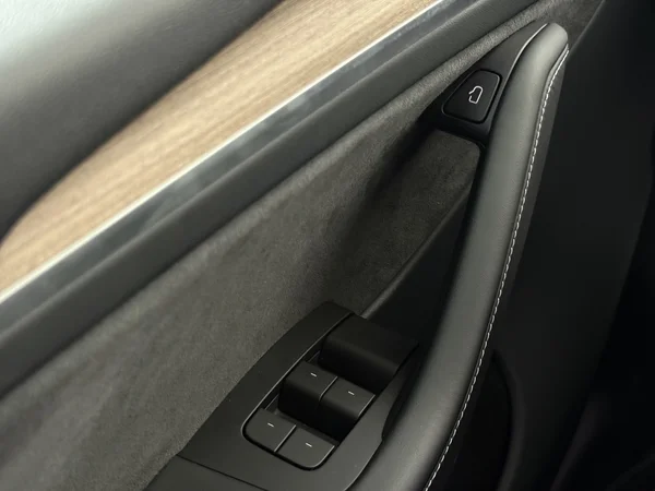 TESLA Model Y (2024) — foto 18 van 30