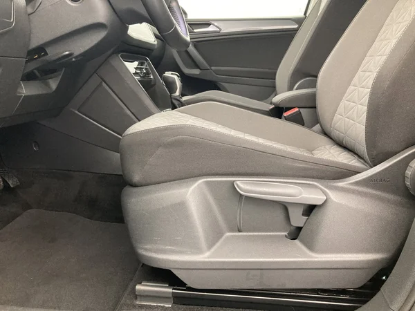 VOLKSWAGEN Tiguan (2022) — foto 27 van 36