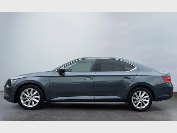 Skoda Superb (2018) — foto 25 van 27
