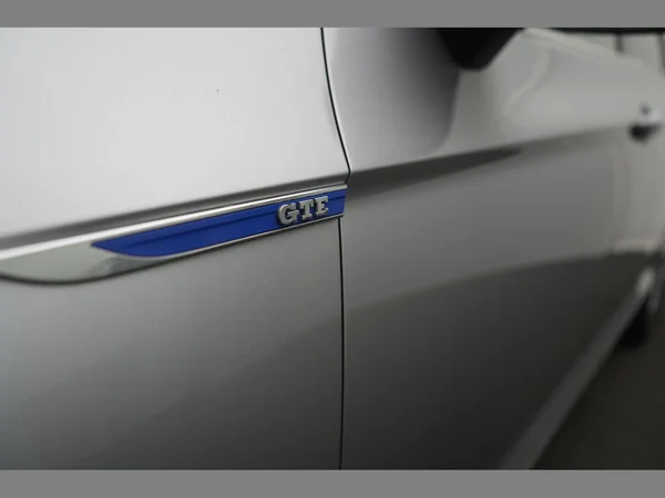 VOLKSWAGEN Passat GTE (2020) — foto 2 van 30