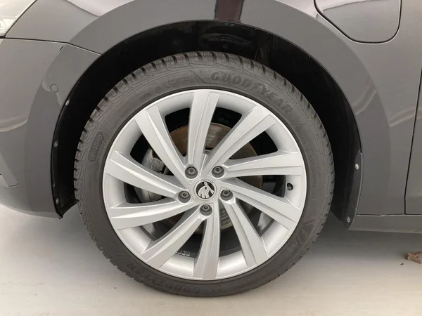 SKODA Octavia Combi PHEV (2022) — foto 9 van 36