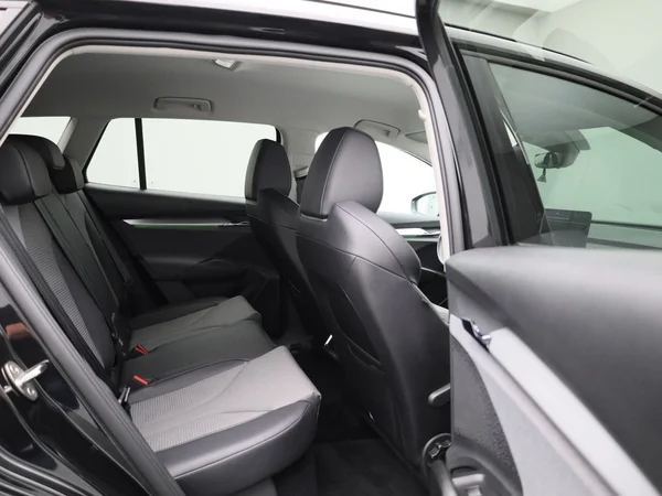 Škoda Enyaq iV (2023) — foto 30 van 43