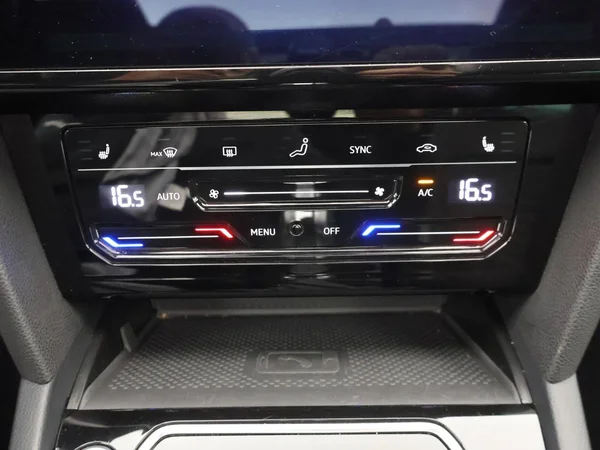 VOLKSWAGEN Passat Variant GTE (2022) — foto 18 van 29